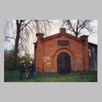 111-1363 Gebaeude auf dem Wehlauer Friedhof im April 2006.jpg